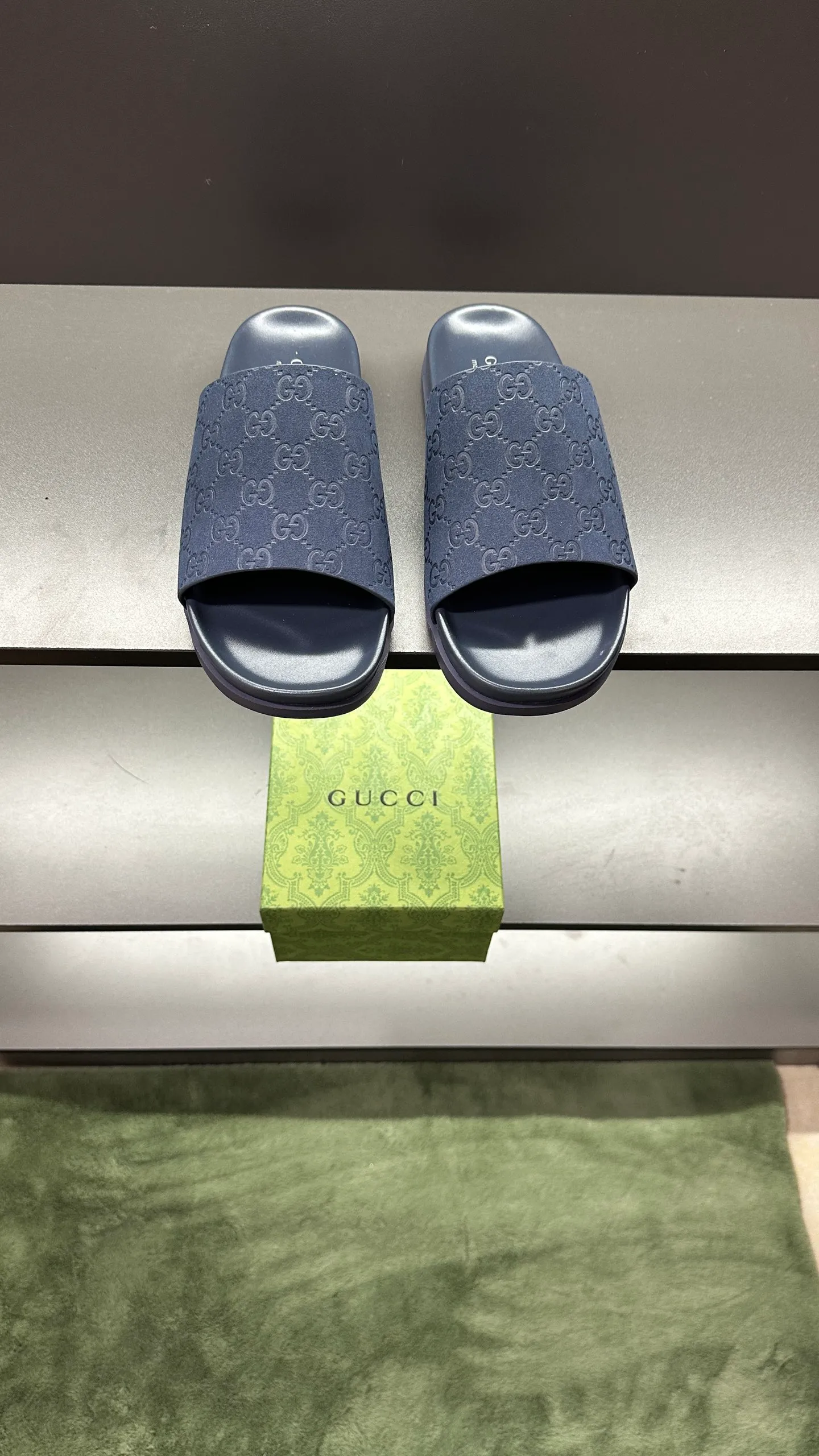 [G Home New Style] P: 300💰Men's size 39~45, (46. Customized) This slipper is made of GG polyester fiber and is decorated with a Gucci label on the front, which adds a striking logo feel to the style. "Gucci Made in Italy" stamped label Rubber sole Flat Made in Italy